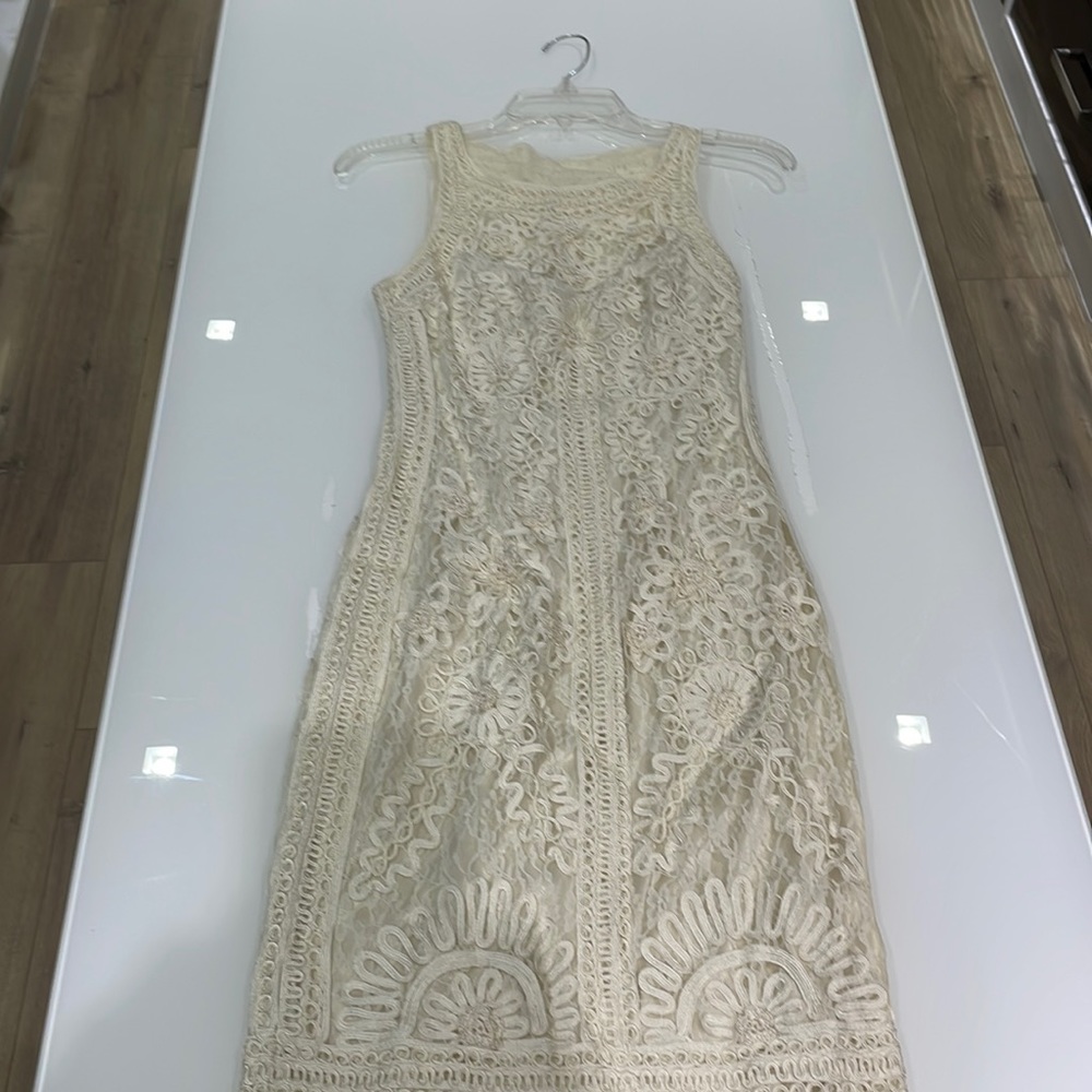 Like new! Worn a couple of times. Perfect for graduation, white parties, bridal